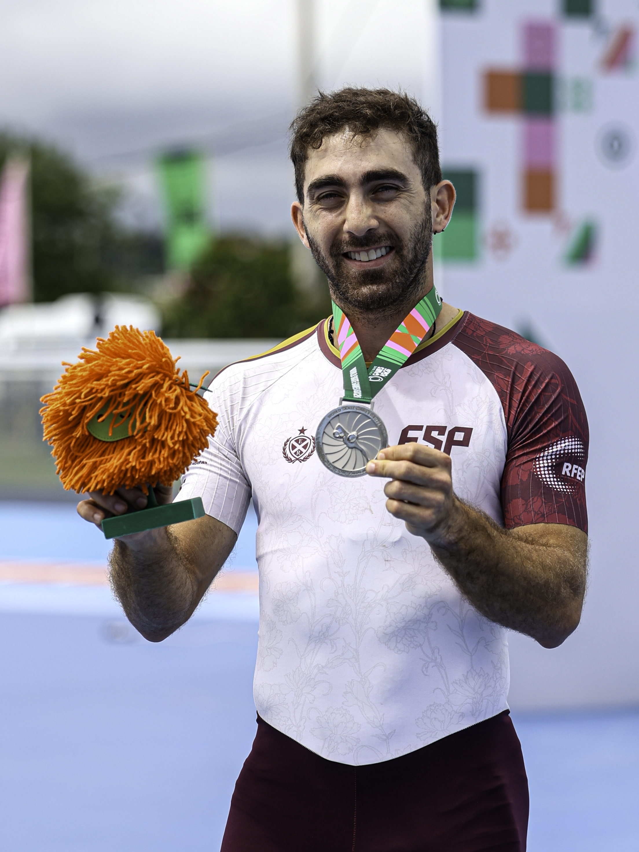 Chevi Guzmán con la medalla de plata de los 500 metros.